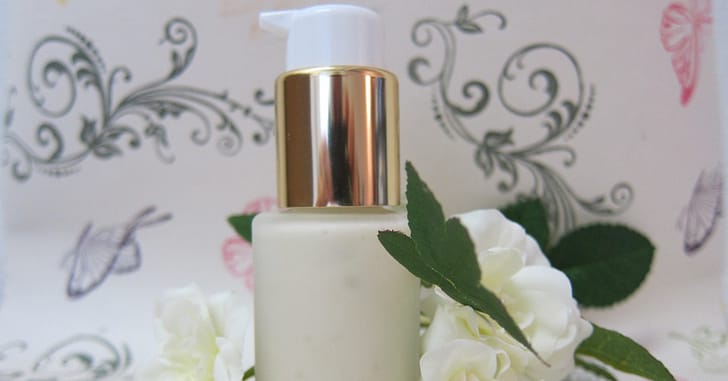 Pump bottle of facial creamwith white roses